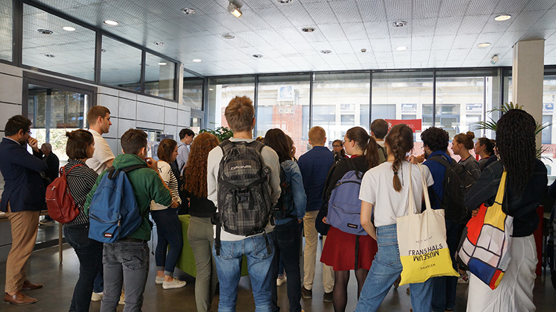 Étudiants en bibliothèque