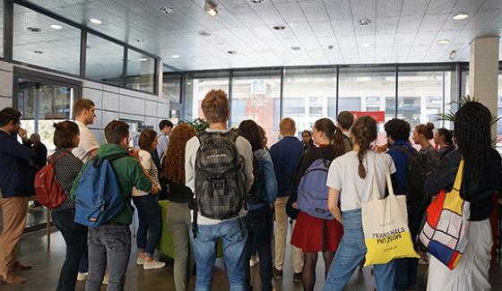 Étudiants en bibliothèque